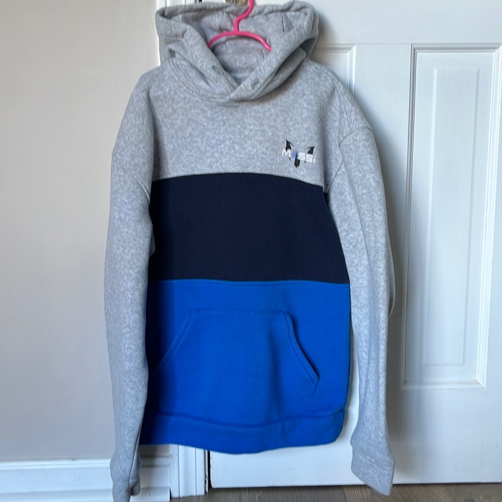 Messi sweatshirt young Men’s size small.(no draw string)